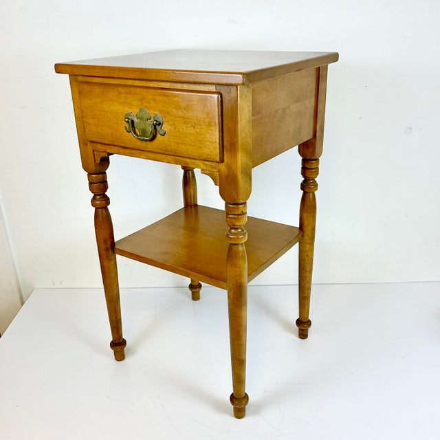 1970s Vintage Ethan Allen Americana Traditional Heirloom Nutmeg Maple Side Table by Baumritter For Sale - Image 11 of 14