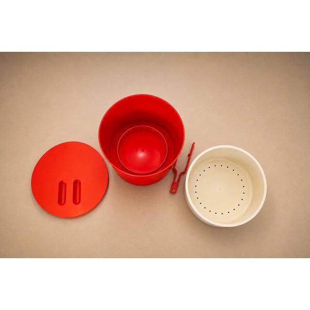 1970s Jorge Zalszupin, Paulo Jorge Pedreira and Oswaldo Mellone “Eva” Ice Bucket in Red Plastic, Brazil For Sale - Image 10 of 18