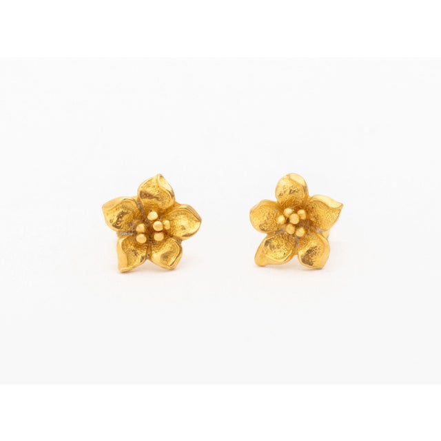 Late 20th Century Vintage 22k Yellow Gold Flower Blossom Stud Earrings For Sale - Image 5 of 9