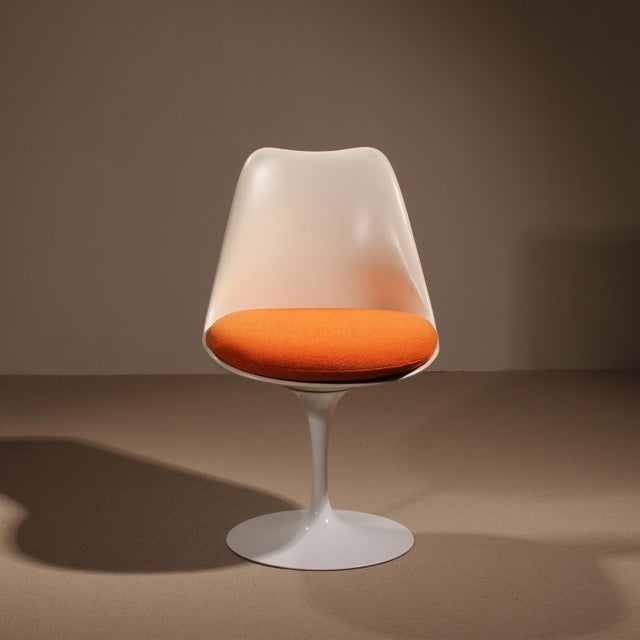 Offered here is an ensemble of four iconic swivel Tulip Chairs „Model 151“, designed by Eero Saarinen in 1957. These...