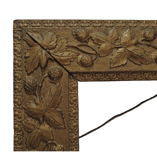 FREE SHIPPING ANYWHERE IN THE CONTINENTAL US! This is an antique Victorian picture frame with flowers and leaves. Late...