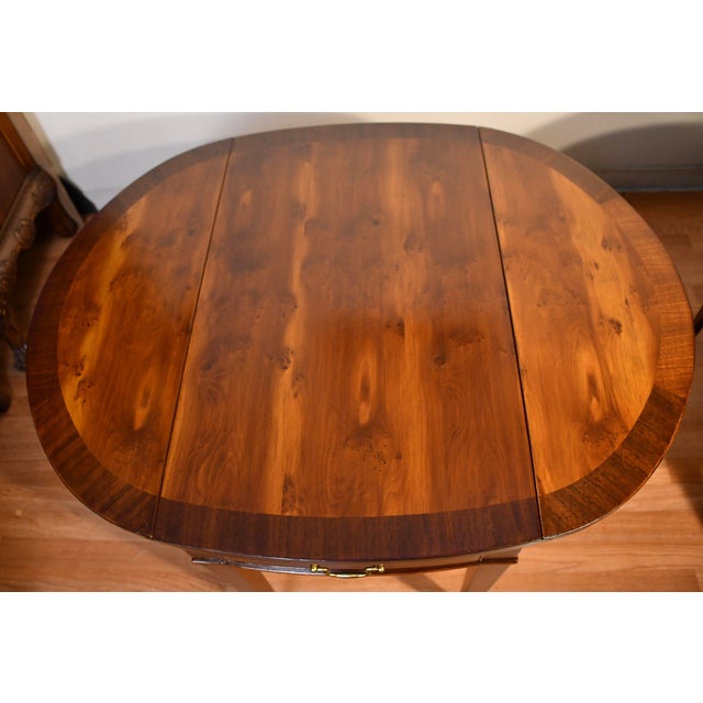 1950s English Hepplewhite Birdseye Maple Banded Walnut Pembroke Drop Leaf Tables For Sale - Image 17 of 18