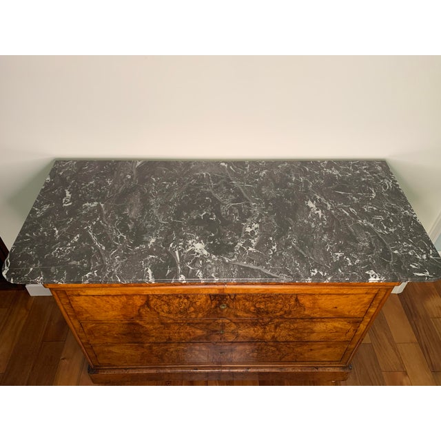A Louis Philippe Figured Walnut Commode, Mid 19th Century For Sale In Los Angeles - Image 6 of 14