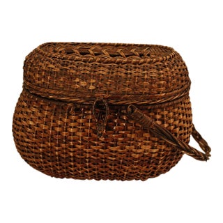 Early 20th Century Antique Amish Kavli Hand-Woven Wicker Lidded Storage Basket For Sale
