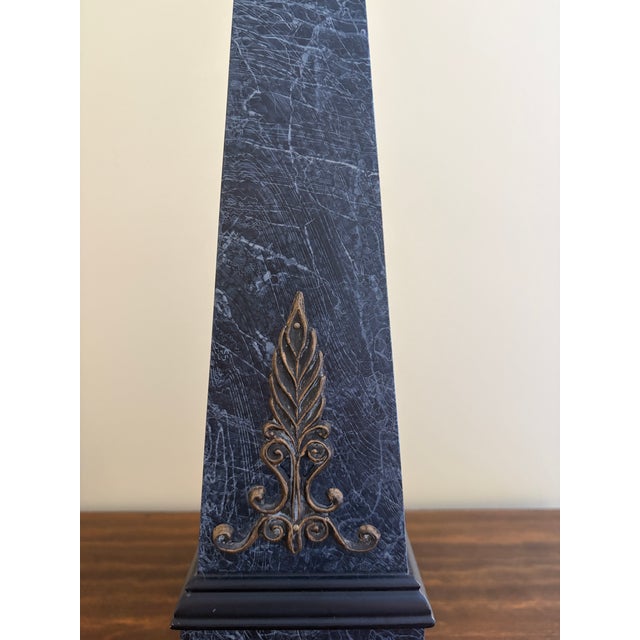 Late 20th Century Neoclassical Faux Marble Obelisk With Brass Mounts For Sale - Image 5 of 11
