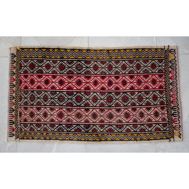 Offered is a hand-woven and braided small Turkish rug. Dimension: 21.6 x 39.4 inches Material : Wool on cotton. Origin:...