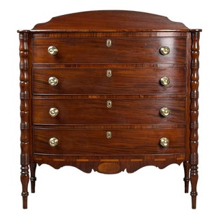 Early 19th Century New England Federal Mahogany Bow-Front Chest of Drawers With Backsplash, C. 1820–1840 For Sale