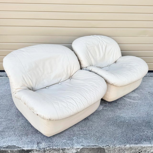Postmodern Postmodern Cream Sculpted Tufted Leather Swivel Lounge Chairs - A Pair For Sale - Image 3 of 12