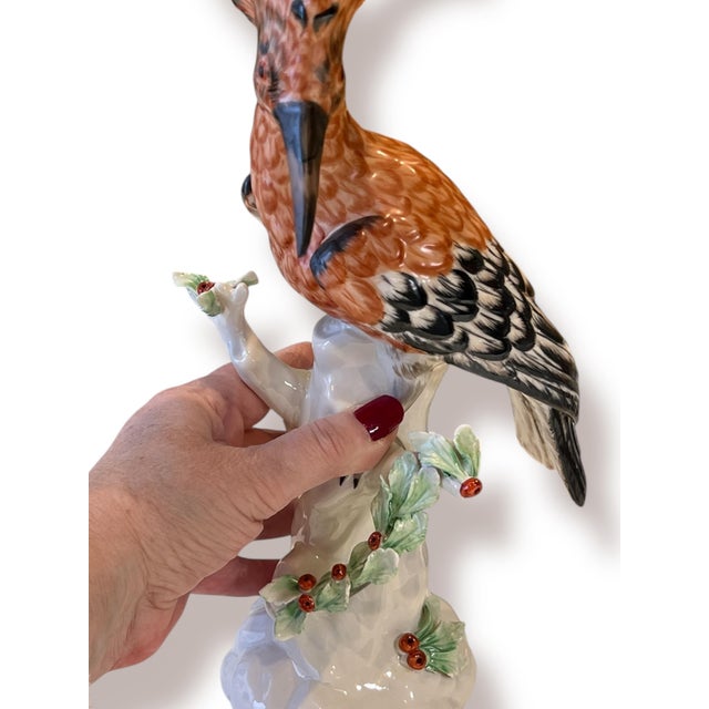Pair of Mottahedeh Hoopoe Porcelain Birds After Chelsea / Meissen For Sale - Image 6 of 16