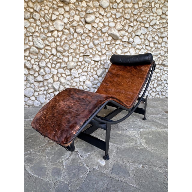 Cassina LC4 Chaise Lounge in Cowhide Leather and Black Steel by Le Corbusier, Perriand & Jeanneret for Cassina, 1970s For Sale - Image 4 of 18