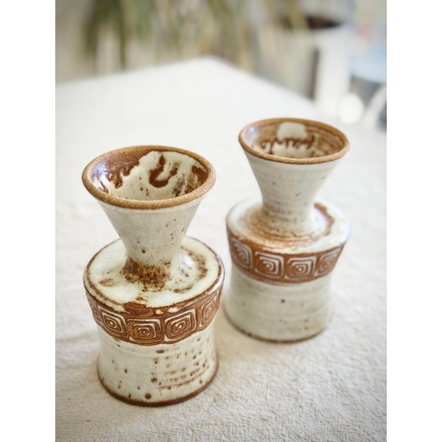 Ceramic 1960s Los Artesanos Puerto Rico Stoneware Goblets Pair, Hal Lasky Mid Century Pedestal Cups, Sgraffito Ceramic - a Pair For Sale - Image 7 of 9