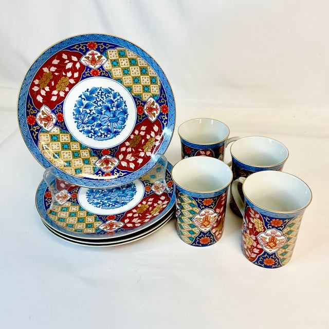Japanese 1950s Vintage Chinoiserie Japanese Imari Luncheon Plates and Mugs - Set of 8. For Sale - Image 3 of 13