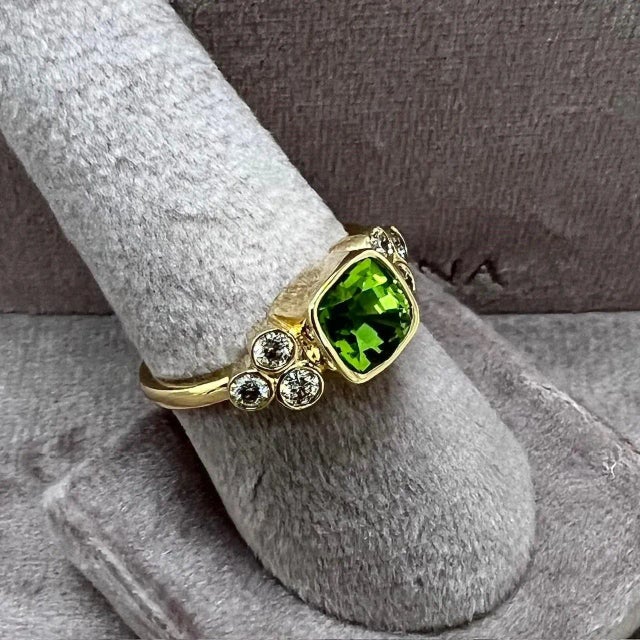 Syna Yellow Gold Peridot Cushion Ring with Diamonds For Sale - Image 4 of 6