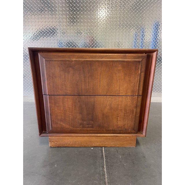 Mid-Century Modern Vintage Dillingham Walnut Nightstand / Two Drawer MCM Side Table For Sale - Image 3 of 12