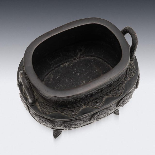 Metal Antique Japanese Edo Style Bronze Vessel, 19th Century For Sale - Image 7 of 18