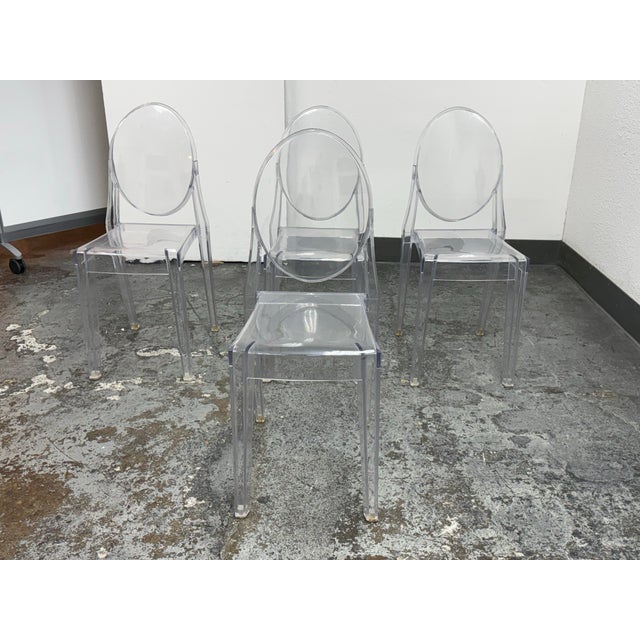 Modern In the Style of Philippe Starck for Kartell Louis Ghost Clear Side Chairs, Set of Four For Sale - Image 3 of 12