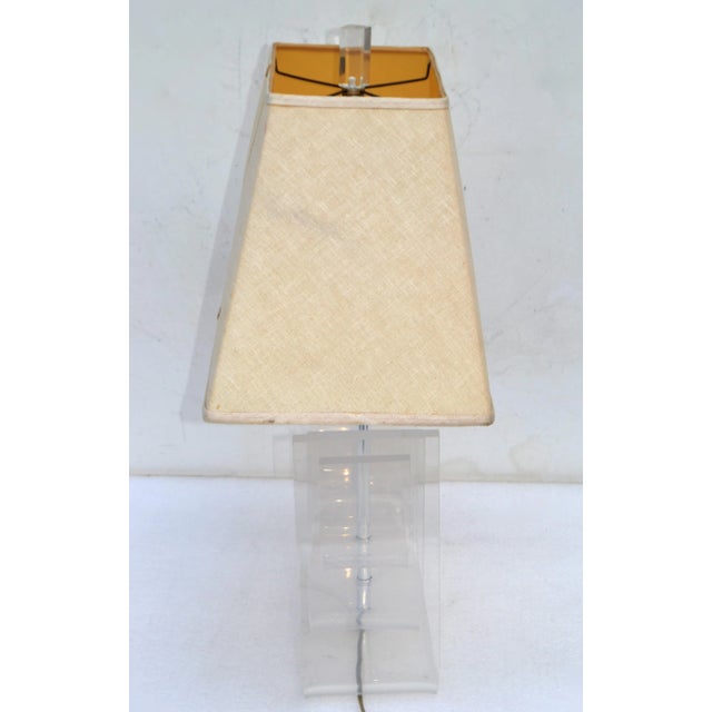 Sculptural Mid-Century Modern Lucite and Chrome Table Lamp With Original Shade For Sale - Image 4 of 11