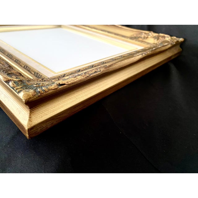 Vintage Classic Gold Gilt Style Wood Ornate Baroque/Rococo Style Frame Featuring a Built-in Linen Liner With Fillet Excellent Condition For Sale - Image 15 of 18