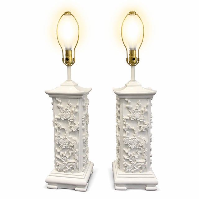 1970s High-Gloss White Lacquer Chinoiserie Relief Table Lamps – 33” - a Pair For Sale - Image 4 of 9
