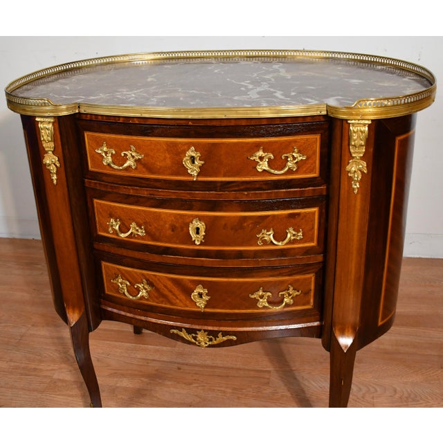 1900s Antique French Louis XV Walnut Satinwood Inlay & Marble Top Commode For Sale - Image 6 of 13