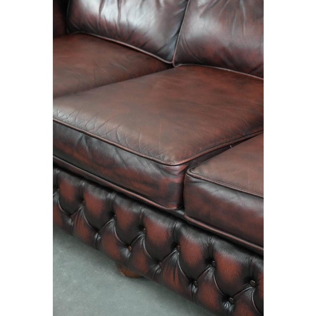 English Style 2.5-Seater Chesterfield Sofa on Wheels in Red Cowhide For Sale - Image 10 of 17