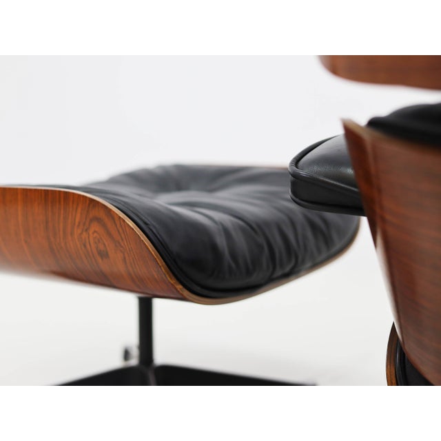 Set of Model 670 Lounge Chair and Ottoman in Rosewood and Black Leather by Charles & Ray Eames for Herman Miller, USA, 1956 For Sale - Image 11 of 17