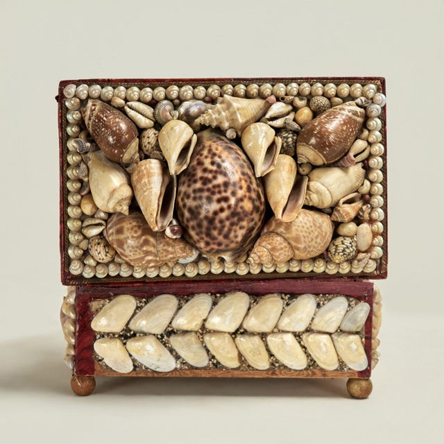 Late 19th Century Antique British Colonial Seashell Encrusted Jewelry Box For Sale - Image 5 of 12