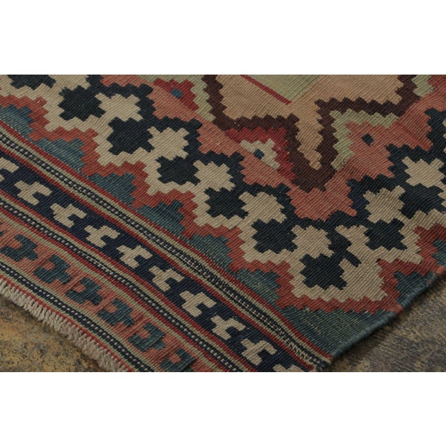 1920s Antique Qashqai Geometric Medallion Rug, With Bold Tribal Design - Rug & Kilim For Sale - Image 5 of 7