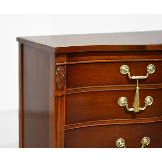 Brown Mid Century Georgian Mahogany Serpentine Dresser With Brass Bail Hardware For Sale - Image 8 of 12