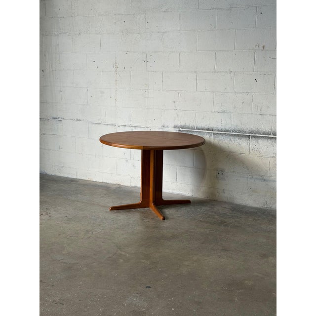 1960s Vintage Danish Teak Round Extendable Dining Table – Mid-Century Modern Scandinavian Dining Table With Leaf For Sale - Image 5 of 11