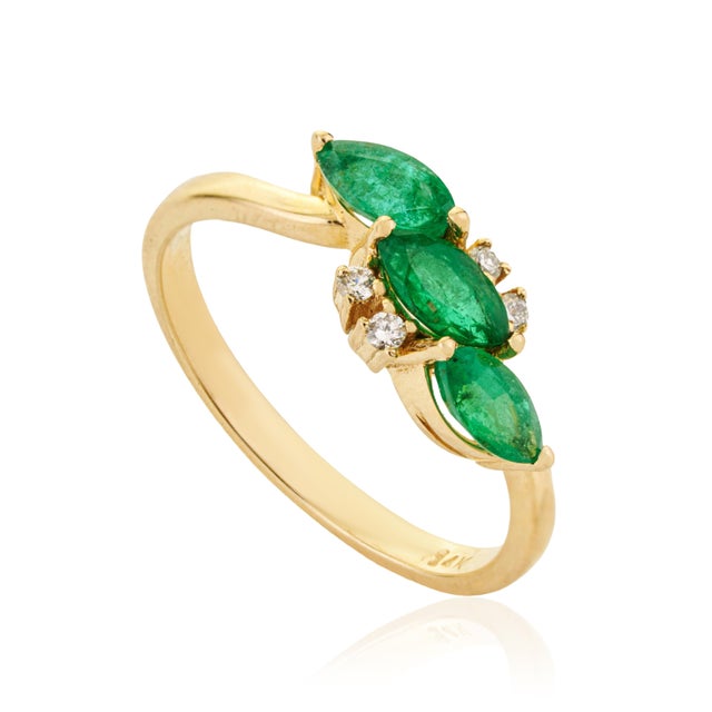 1 Carat Emerald & Diamond Three Stone Cluster Ring Size 4 in 14k Yellow Gold For Sale - Image 4 of 16
