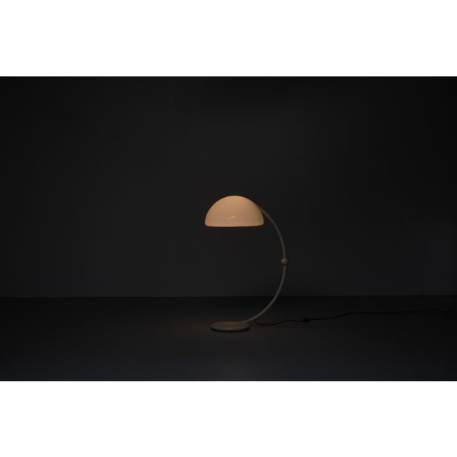 Large "Serpente" floor lamp in white metal with swivel base. Designed by Elio Martinelli for Martinelli Luce, Italy,...