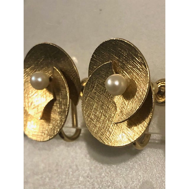 1950s Carl Art 12k Gf & Pearl Modernist Swirl Earrings, A Pair For Sale - Image 4 of 9