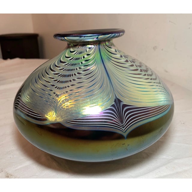 1980s Large Hand Blown Stuart Abelman 1987 Iridescent Pulled Feather Aurene Glass Vase For Sale - Image 5 of 13