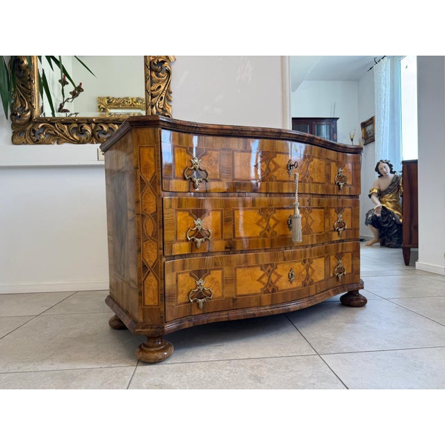 Wood Baroque Chest of Drawers in Walnut Veneer For Sale - Image 7 of 18