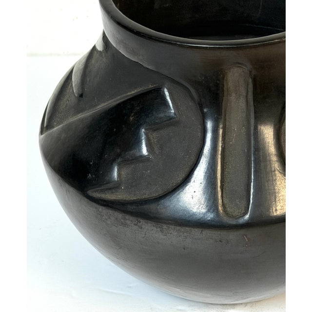Signed Santa Clara Pueblo Carved Blackware Vase, Juanita Pueblo, Mid 20th C. For Sale - Image 17 of 18