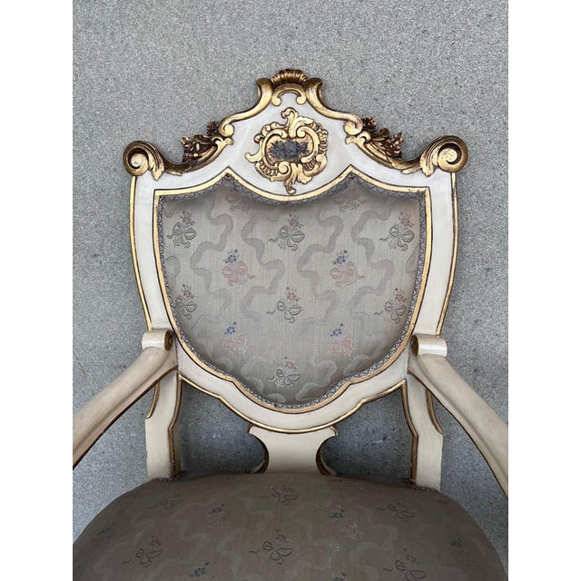 Pair of Venetian Hand Painted Armchairs in White Antique Painting and Giltwood For Sale - Image 4 of 18