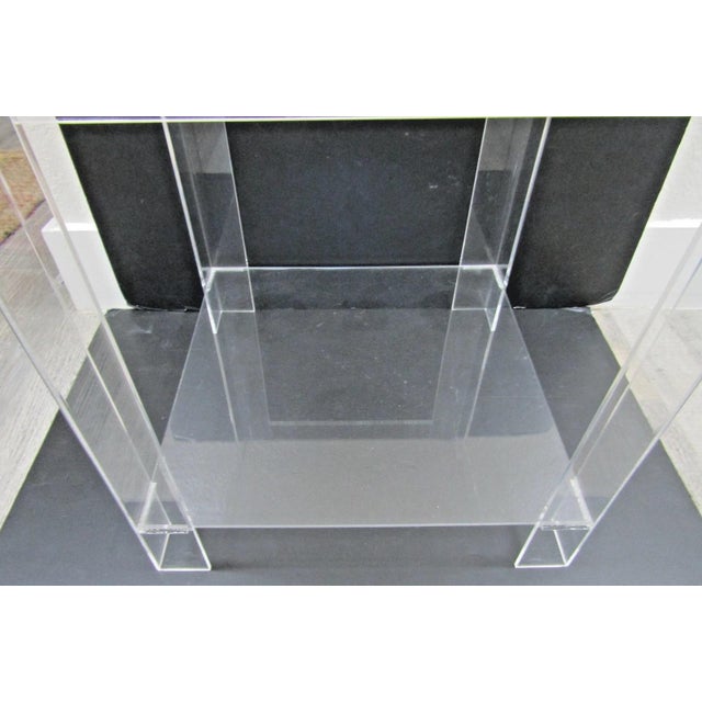 1950s MCM Hollywood Regency Clear Lucite Acrylic Two-Tier Square Side Table For Sale - Image 5 of 7