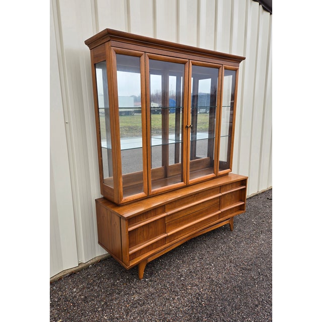 Young Manufacturing 1960s Young Manufacturing Mid Century Modern Lighted 2-Piece Hutch For Sale - Image 4 of 9