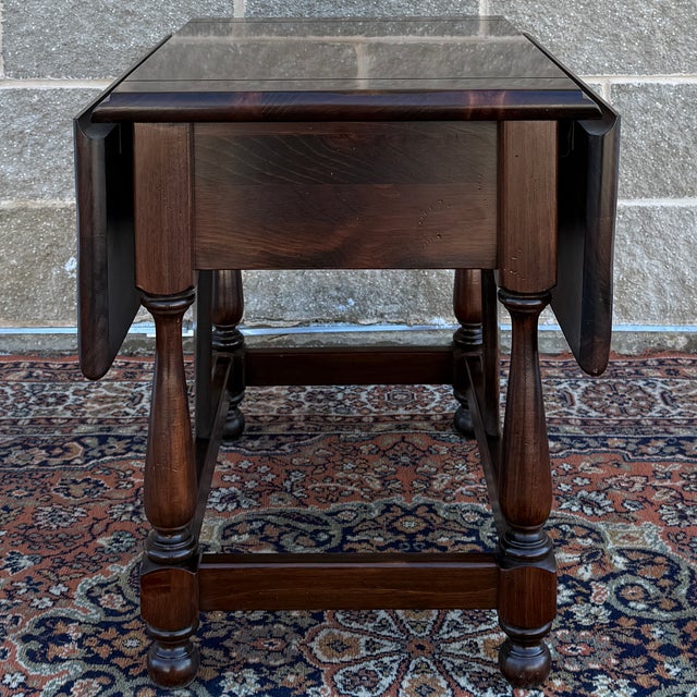 1980s Ethan Allen Old Tavern Antiqued Pine Rustic Traditional Drop Leaf Side Table With Drawer 12-8036 For Sale - Image 11 of 16