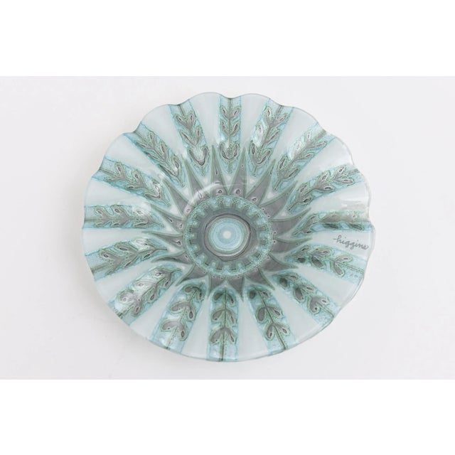 Mid-Century Modern Vintage Signed Higgins Fused Glass Ruffled Fern Bowl Green, Gray, Blue MCM For Sale - Image 3 of 11