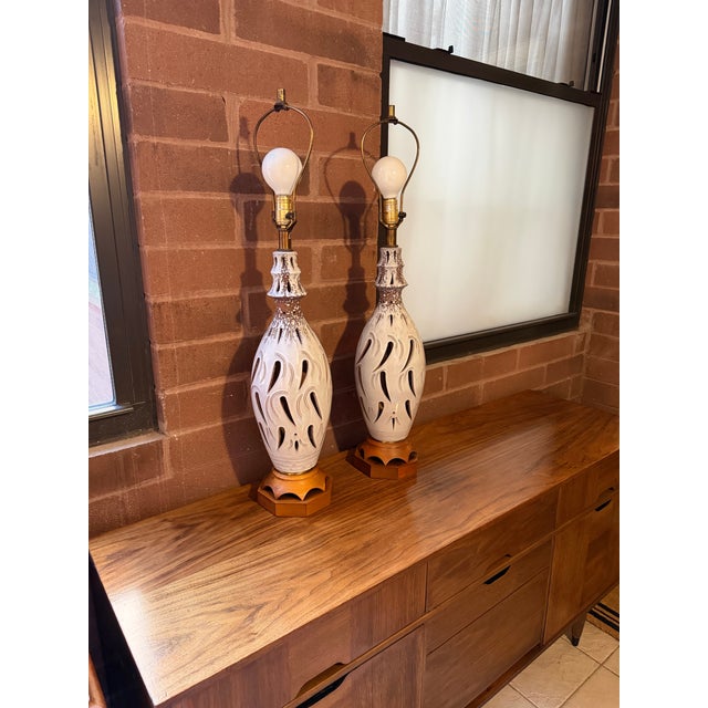 Mid-Century Modern Pair of Vintage Mid-Century Modern Pierced Ceramic Table Lamps With White Lava Glaze and Walnut Bases For Sale - Image 3 of 9