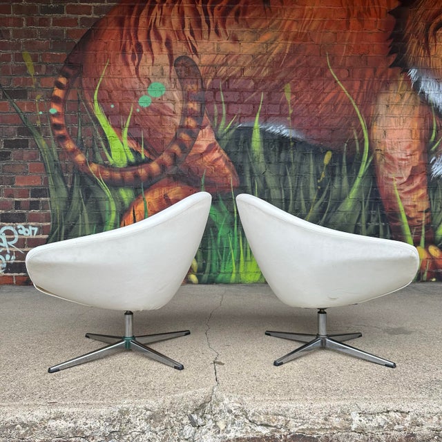 Mid-Century Modern Pair of Mid-Century Modern Overman Swivel Chairs For Sale - Image 3 of 12