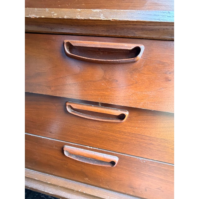 1960s 1969 Mid-Century Modern Broyhill Walnut and Laminate Hutch For Sale - Image 5 of 12