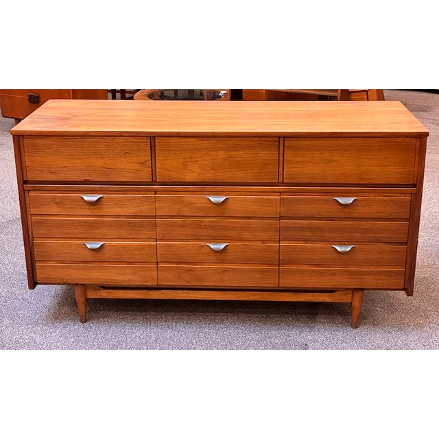 Mid 20th Century Mid Century Modern Walnut Six Drawer "Mainline" Dresser by Hooker Furniture, Usa c.1950 For Sale - Image 5 of 8