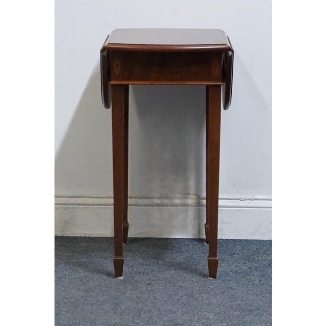 Late 20th Century Hekman Furniture Solid Flame Mahogany Traditional Style 26" Drop Leaf Accent End Table 5-4168 For Sale - Image 5 of 14