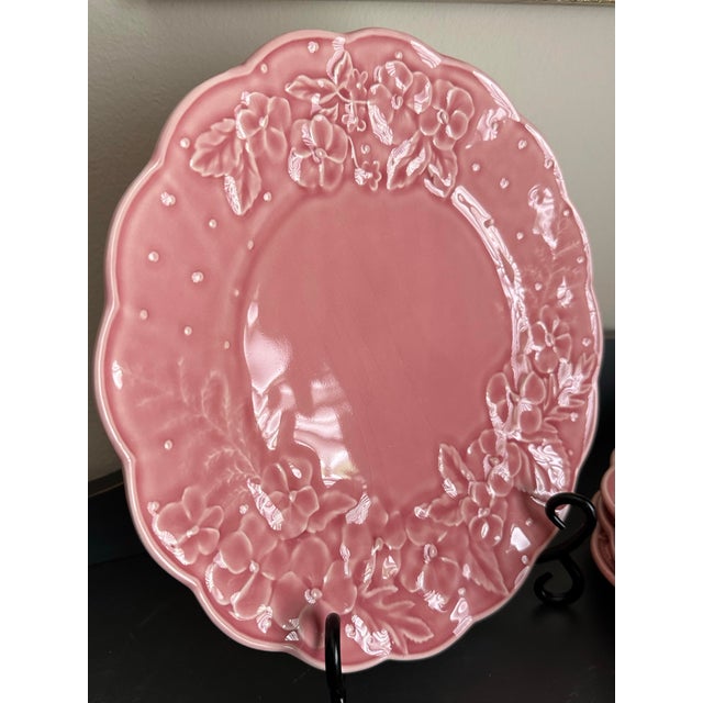 Bordallo Pinheiro Vintage 1980s Bordallo Pinheiro “Ingrid Pink” Floral Embossed Plates- Set of 4 For Sale - Image 4 of 11