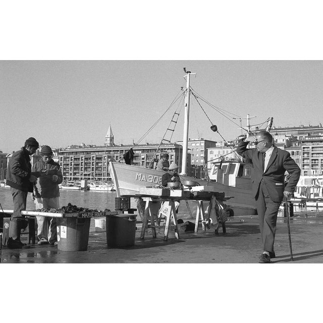 VESCO Claude 1950 Old Port, walker, Marseille, 1978. 30 x 40 cm. Edition: 2/7. Silver print signed by the author A...