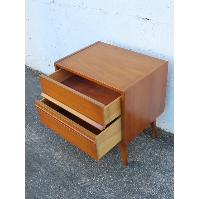 Mid Century Modern Nightstand Side End Bedside Table 6235 For Sale - Image 11 of 17