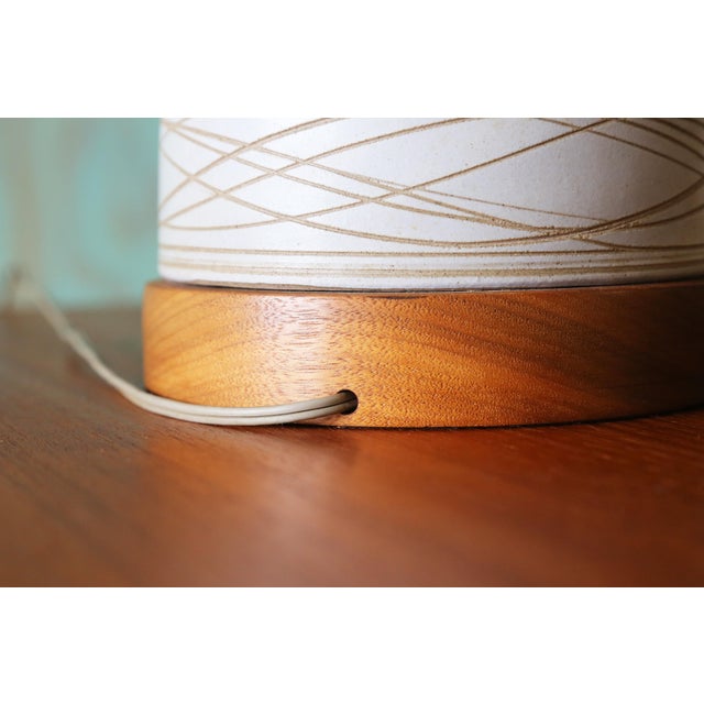 1960s Gordon and Jane Martz M85 Lamp for Marshall Studios Matte White Tan Incised Decoration For Sale - Image 12 of 14